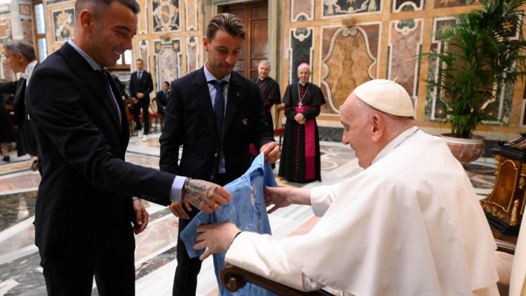 Égszínkék mezt kap ajándékba Ferenc pápa a Celta Vigo csapatától