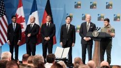 Conferenza stampa a margine del vertice Nato con il presidente ucraino Zelenski e alcuni dei principali leader mondiali