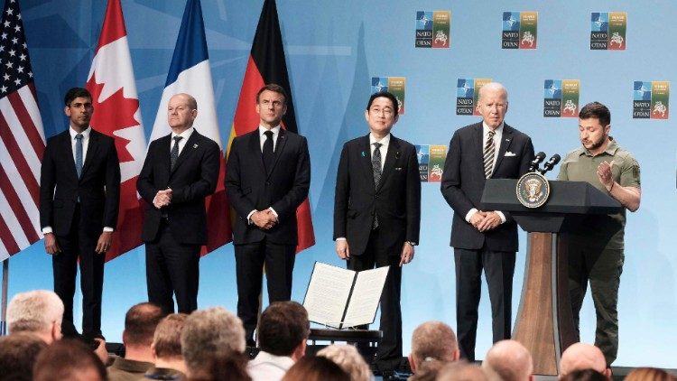 Conferenza stampa a margine del vertice Nato con il presidente ucraino Zelenski e alcuni dei principali leader mondiali