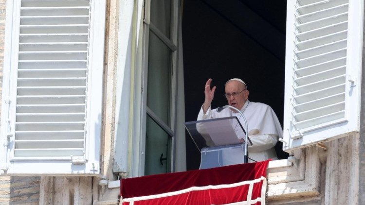 ++ Il Papa ricorda le bombe su Roma, basta flagello guerra ++