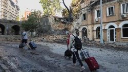 Menschen verlassen die zerbombte Hafenstadt, Odessa, in der Ukraine