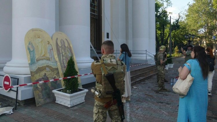 Die Menschen betrachten die geretteten Ikonen aus der ukrainisch-orthodoxen Verklärungskathedrale