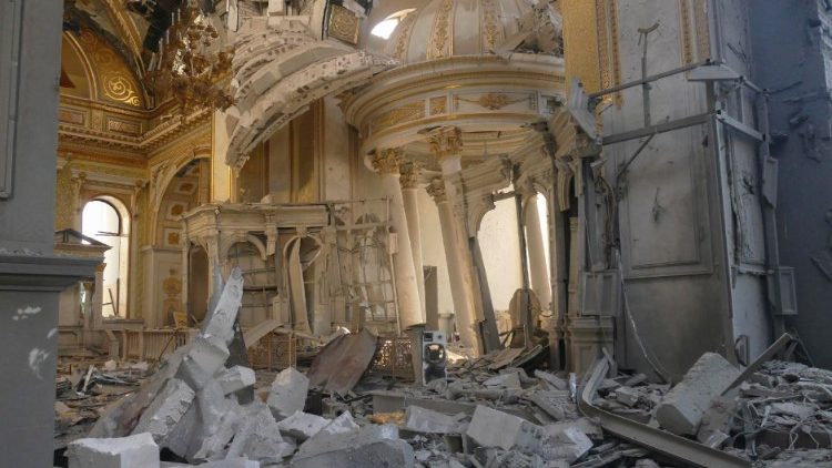 Catedral da Transfiguração em Odessa após ser atingida por míssil russo. EPA/Igor Tkachenko