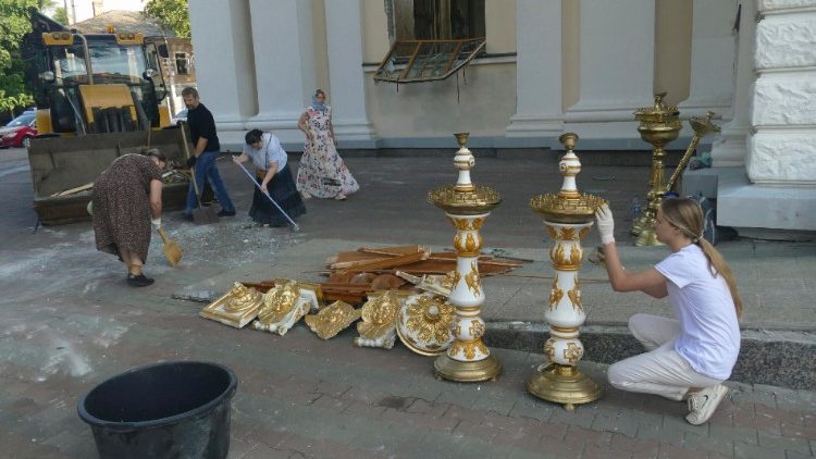 Nach einem Luftangriff auf die Kathedrale von Odessa im Juli werden Objekte aus dem stark zerstörten Bau gerettet
