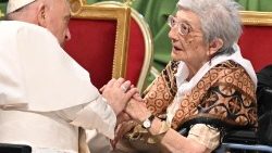 Franziskus im Gespräch mit einer Seniorin, Sommer 2023