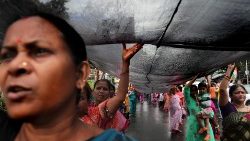 Protestmarsch in Kalkutta gegen sexuelle Gewalt an Frauen und für ein Ende der Ausschreitungen in Manipur 