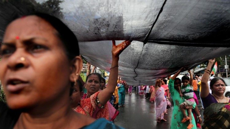 Protestmarsch in Kalkutta gegen sexuelle Gewalt an Frauen und für ein Ende der Ausschreitungen in Manipur 