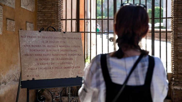 Une plaque commémorative placée dans l'église de San Giorgio in Velabro à l'occasion du 30e anniversaire des attentats de la mafia à Rome