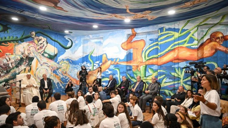 Ferenc pápa avatta fel az új Scholas-falfestményt a nemzetközi mozgalom portugáliai székhelyén Caiscasban