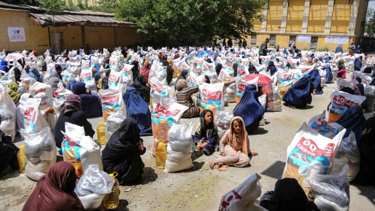 Афганистанци получават хранителни дажби в Кабул, 3 август 2023