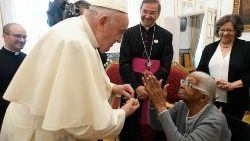 Popiežius susitiko su moterimi, gimusia apsireiškimo Fatimoje dieną 