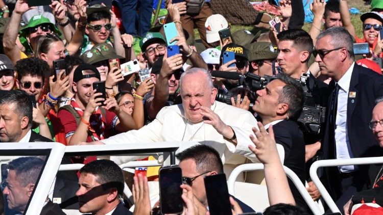 Ferenc pápa a fiatalok között Lisszabonban