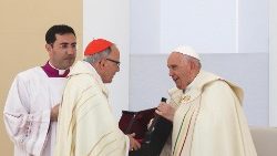 Kard. Manuel Clemente i Papież Franciszek na Mszy pod koniec ŚDM, Lizbona, 6 sierpnia 2023 r.