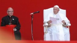 Le cardinal patriarche de Lisbonne Manuel Clemente en compagnie du Pape François, lors de la rencontre avec des volontaires le dernier jour des Journées mondiales de la jeunesse à Algés, au Portugal, le 6 août 2023. 