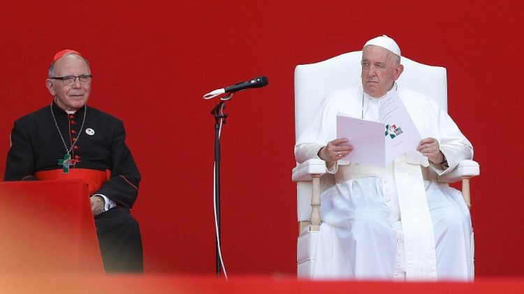 Le cardinal patriarche de Lisbonne Manuel Clemente en compagnie du Pape François, lors de la rencontre avec des volontaires le dernier jour des Journées mondiales de la jeunesse à Algés, au Portugal, le 6 août 2023. 