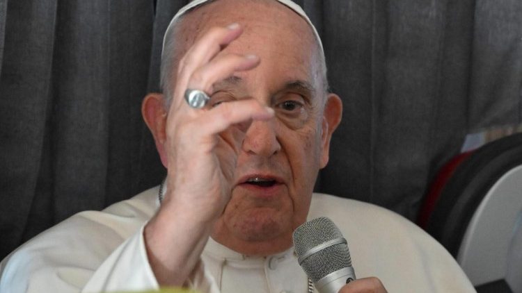 Paavin haastattelu paluulennolla Lissabonista Roomaan 