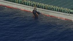 Ratowanie 4 rozbitków po tragedii zatonięcia łodzi, do jakiej doszło w okolicach Lampedusy, 9 sierpnia 2023 r.