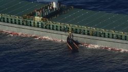 Un buque mencantil rescata a cuatro sobrevivientes del naufragio en el Mediterráneo