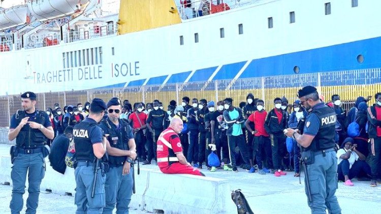 Transfer von Migranten aus Lampedusa, wo ein Aufnahmezentrum kein Platz mehr hat