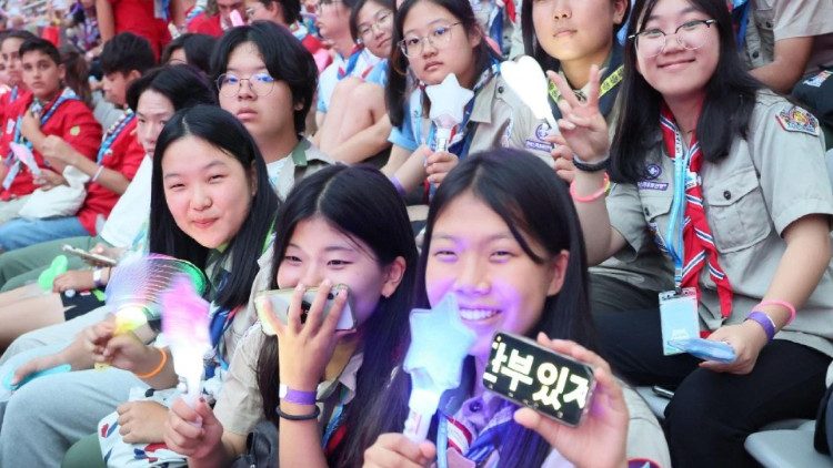 Pfadfinerinnen beim Schlusskonzert des 2023 World Scout Jamboree in Seoul