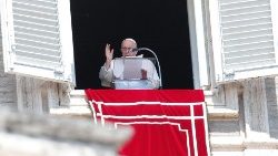 Papež Frančišek spomnil na že dve leti trajajočo vojno v Ukrajini