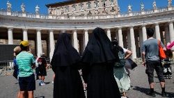Få pilgrimer på Petersplatsen på Italiens främsta sommarlovsdag