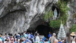 La Grotta di Lourdes affollata dai pellegrini francesi nel 150.mo dei pellegrinaggi nazionali