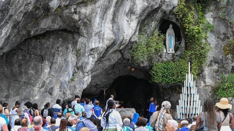 Peregrinos rezam na Gruta de Lourdes nos 150 anos das peregrinação ao santuário francês