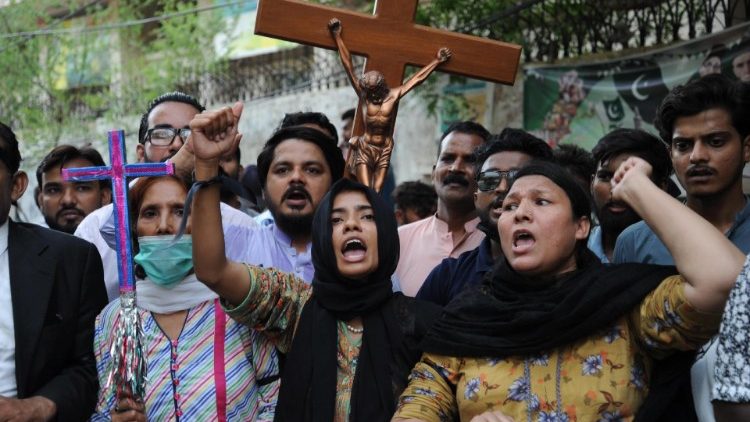 Membros da comunidade cristã seguram cartazes durante um protesto contra os incidentes de violência em Faisalabad, Hyderabad, Paquistão, 17 de agosto de 2023.  EPA/NADEEM KHAWAR