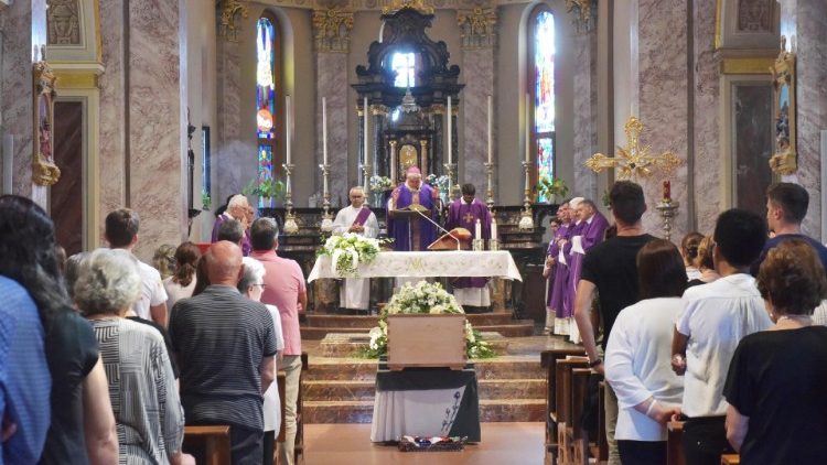Pogrebno mašo je daroval milanski pomožni škof Luca Raimondi 