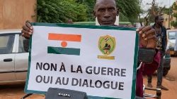Un manifestant réclamant une sortie pacifique de la crise au Niger