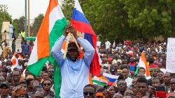 Partidarios de la junta militar protestan contra una posible intervención militar en Niamey