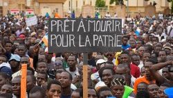 «Klare til å dø for fedrelandet». Tilhengere av militærjuntaen protesterer mot mulig militær intervensjon i Niamey. 20. august 2023.