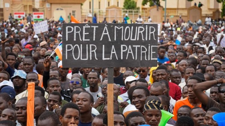«Klare til å dø for fedrelandet». Tilhengere av militærjuntaen protesterer mot mulig militær intervensjon i Niamey. 20. august 2023.