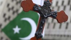 Kreuz vor der Staatsflagge Pakistans