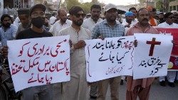 Keresztények tüntetnek az ellenük irányuló erőszakos támadások miatt Pakisztánban