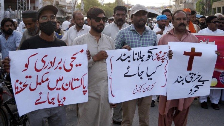 Keresztények tüntetnek az ellenük irányuló erőszakos támadások miatt Pakisztánban