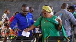 Des électeurs gabonais, dans un bureau de vote, lors des élections présidentielles et législatives du 26 août 2023.