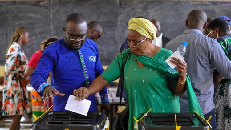 Des électeurs gabonais, dans un bureau de vote, lors des élections présidentielles et législatives du 26 août 2023.