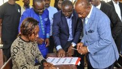 Urzędujący dotychczas prezydent Ali Bongo Ondimbo podczas swojego głosowania w wyborach, 26 sierpnia 2023 r.