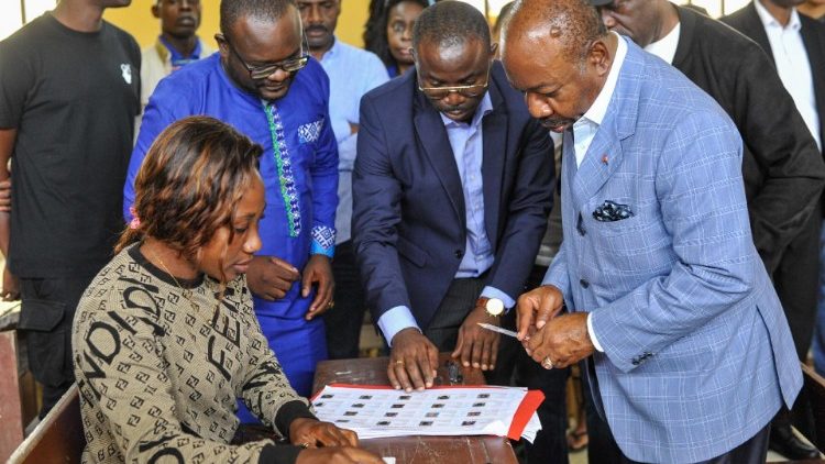 Urzędujący dotychczas prezydent Ali Bongo Ondimbo podczas swojego głosowania w wyborach, 26 sierpnia 2023 r.
