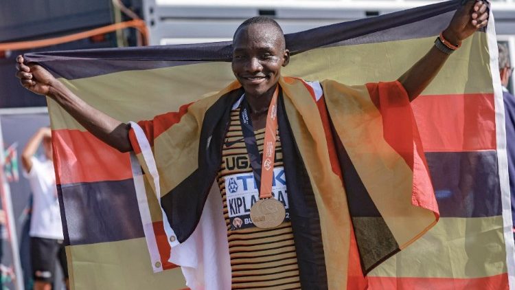 Un athlète fier de brandir le drapeau ougandais