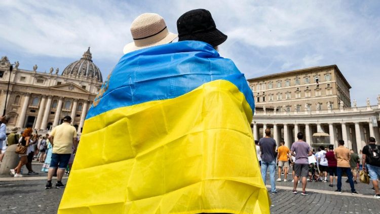 Teilnehmer an einem Angelus-Gebet des Papstes im August, in ukrainische Fahne gehüllt