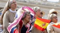 Spanyol szerzetesnővérek egy csoportja a téren 