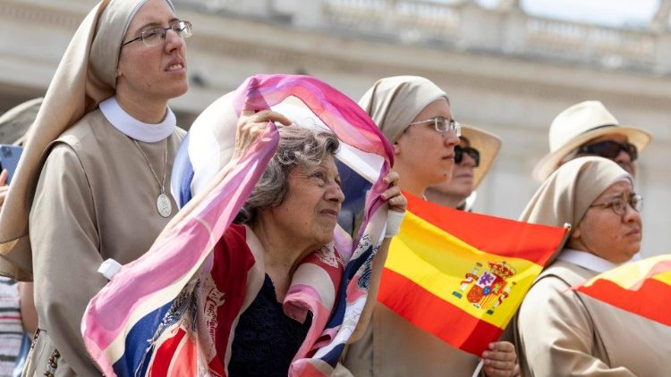 Spanyol szerzetesnővérek egy csoportja a téren 