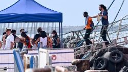 Migranten kommen im Hafen von Neapel an