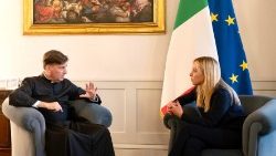 Italiens Regierungschefin Giorgia Meloni mit dem römischen Vorstadtpfarrer Antonio Coluccia in ihrem Amtssitz in Rom 
