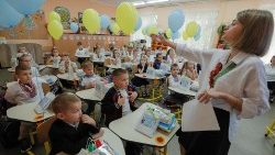 Primer día del año escolar en Ucrania bajo el asedio de una guerra