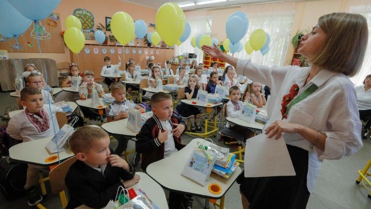 Primer día del año escolar en Ucrania bajo el asedio de una guerra