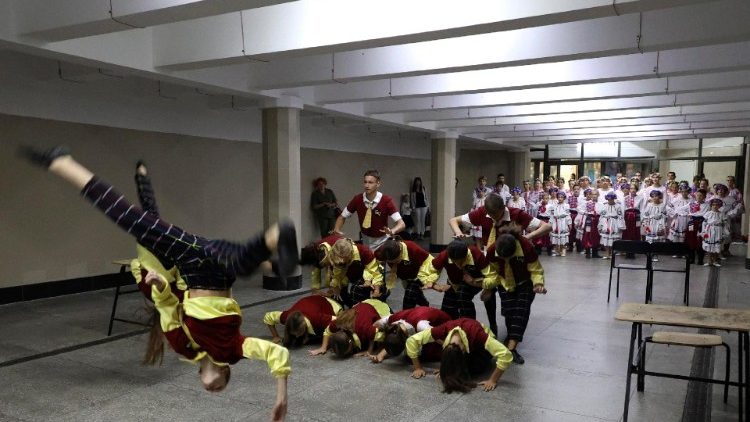 Démonstration d'acrobatie lors de la rentrée scolaire à Kharkiv, en Ukraine